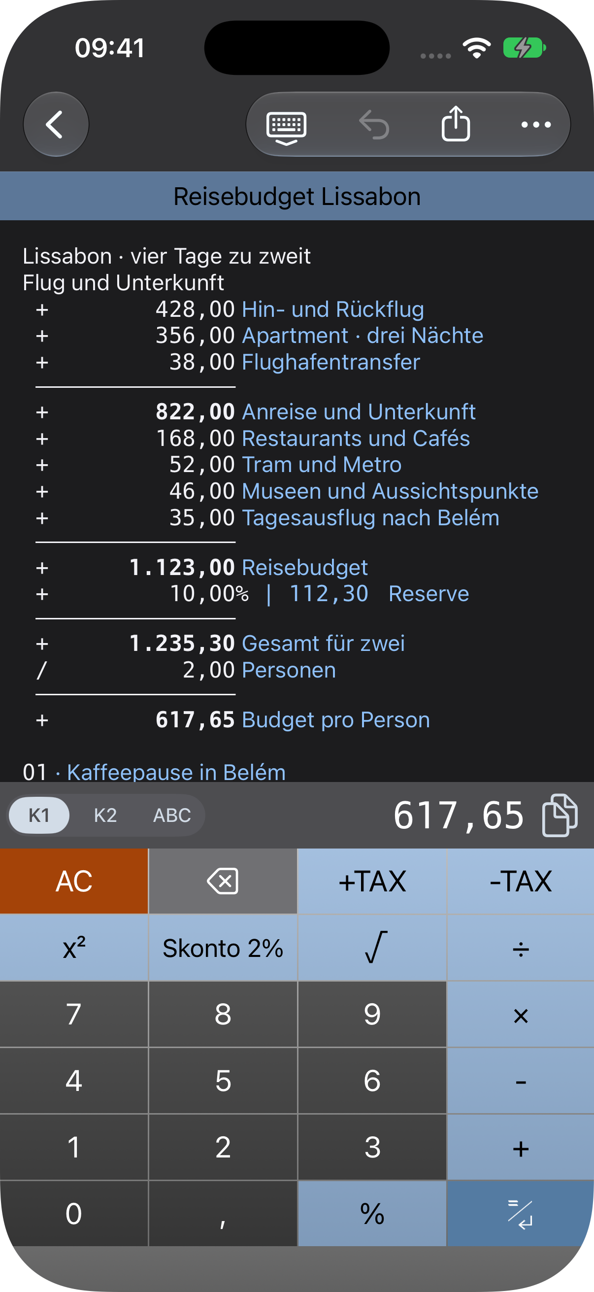 Das Reisebudget auf dunklem Rechenstreifen mit heller Schrift und dunkler Tastatur.